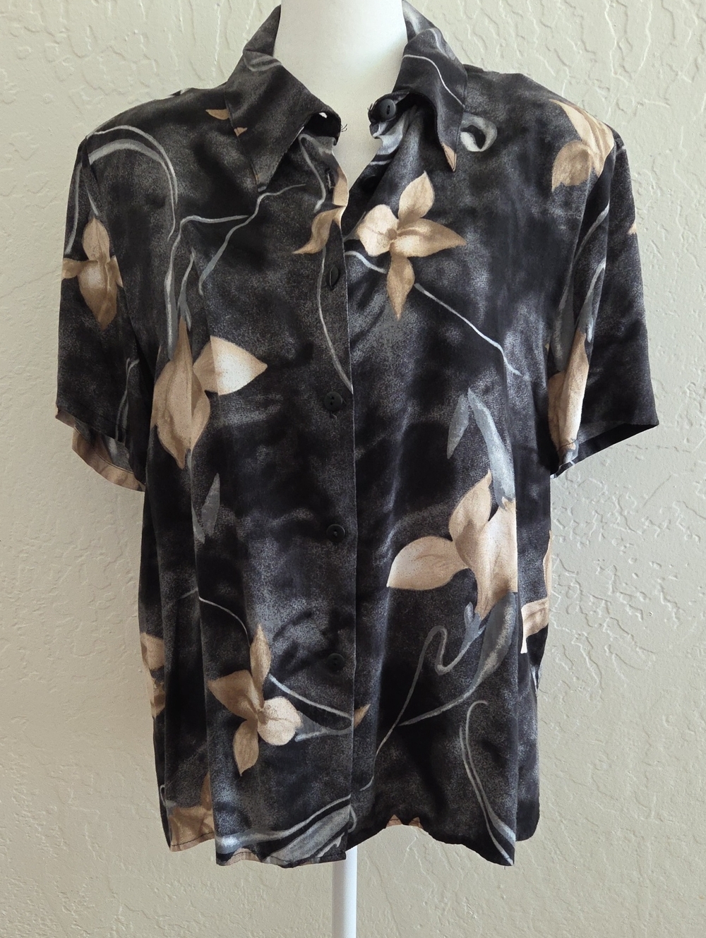 VTG Caribou Short-Sleeve Floral Button-Up Shirt in Black and Beige